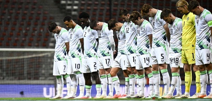 لافتة مميزة من لاعبو منتخب أيرلندا أمام الكيان الصهيوني