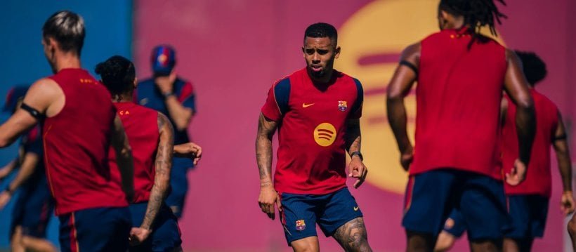 برشلونة يفتح الباب أمام رحيل نجم الفريق وسط اهتمام سعودي